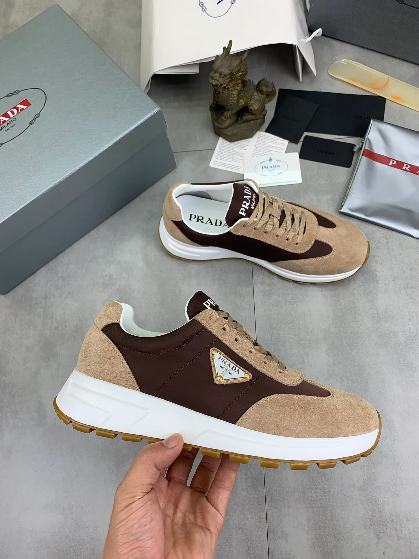 Men's shoes 💰P562💰[New model] The top version is available on the official website, 🆘 The trendy brand (PRADA) mainly promotes the popular model, avant-garde and versatile fashionable men's shoes, private version mold opening, cowhide surface splicing 1:1 replica... fashionable and simple, original imported cowhide and lining cowhide feet; the atmosphere and personality are more fashionable, eye-catching and pursuing class. It will subvert the old idea and be a must-have for fashion trendsetters with you! Must keep it for yourself! Tall and comfortable, large and low, high-end quality workmanship. Code number: 38-44 (45 customized) 4️⃣ colors available.